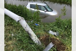 Auto te water zonder bestuurder in Hensbroek