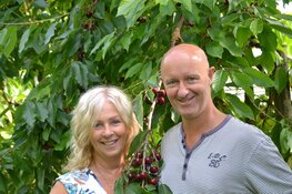 Siem en Marina Entius maken van kersen kopen een uitje