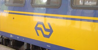 Vandalen gooien steen door ruit trein in Alkmaar