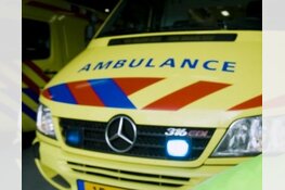 Twee wielrenners naar ziekenhuis na val door klapband