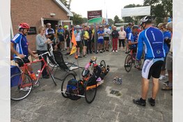Fietsers én wandelaars halen mooi bedrag op voor het goede doel