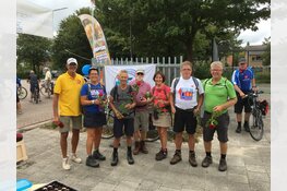 Fietsers én wandelaars halen mooi bedrag op voor het goede doel
