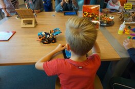 Kinderen nemen de bieb over tijdens Legomiddag