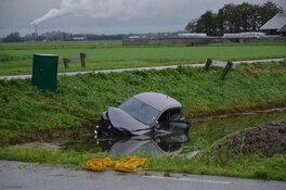 Twee auto's te water bij ongeval Oterleek