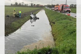 Twee auto's te water bij ongeval Oterleek