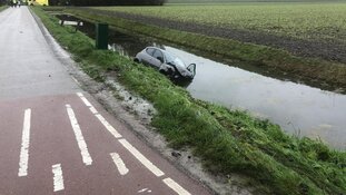 Twee auto's te water bij ongeval Oterleek