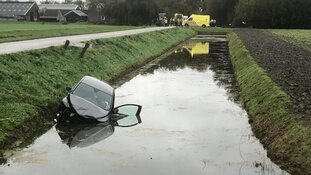 Twee auto's te water bij ongeval Oterleek