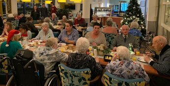AH trakteert Pieter Raat-senioren op kerstmaaltijd