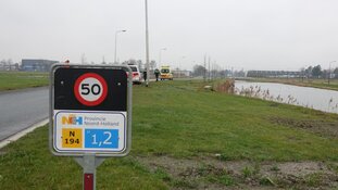 Vrouw met auto te water