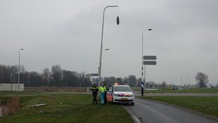 Vrouw met auto te water