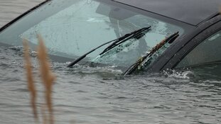 Vrouw met auto te water