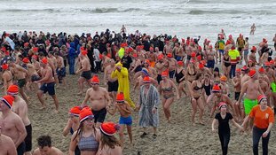 Hier luid je vandaag het nieuwe jaar in met een frisse duik