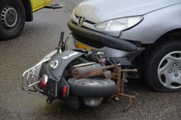 Scooter rijder gewond op Einsteinstraat