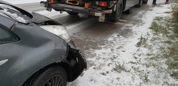 Auto knalt achter op vrachtwagen