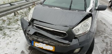 Auto knalt achter op vrachtwagen