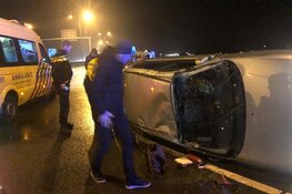 Auto over de kop bij Verlaat, vrouw gewond