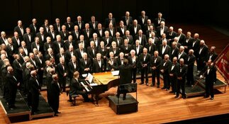 Zangvereniging Mastreechter Staar treedt op voor ouderen in Cool