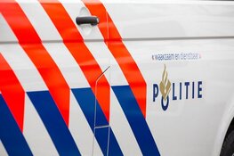 Verkeershufter slaat autoraam aan diggelen: bestuurder krijgt splinters in oog