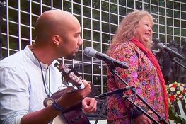 Wieteke van Dort bezoekt bibliotheek Heerhugowaard