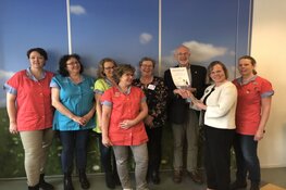 De Pieter Raat Stichting ontvangt certificaat 'dementievriendelijk'