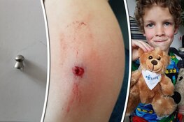 Djulian (7) beschoten tijdens het voetballen