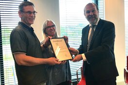 Burgemeester Blase reikt certificaat Rijleskeurmerk uit aan Rijschool Van Voorst