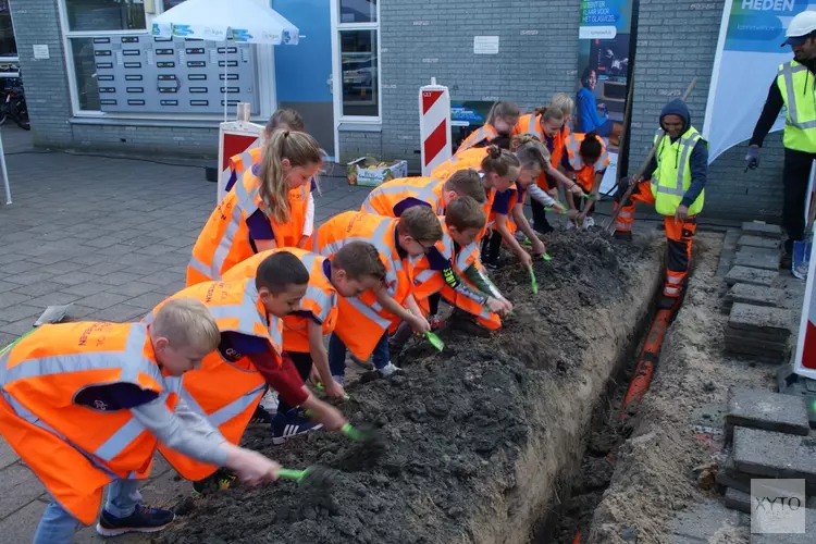 Directeur OBS De Hasselbraam zet eerste schop in de grond voor aanleg glasvezelnetwerk
