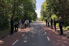 Jongeren maken erehaag bij uitvaart verkeersslachtoffer Ilayda (15) in Alkmaar