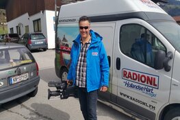 Hessel Wijkstra, presentator op volle kracht, onlosmakelijk verbonden met Zomertoer