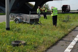 Aanhanger schiet los op N242