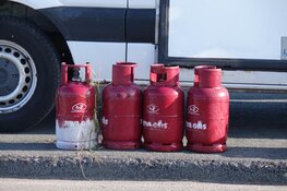 Gasflessen vallen uit auto