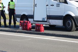 Gasflessen vallen uit auto