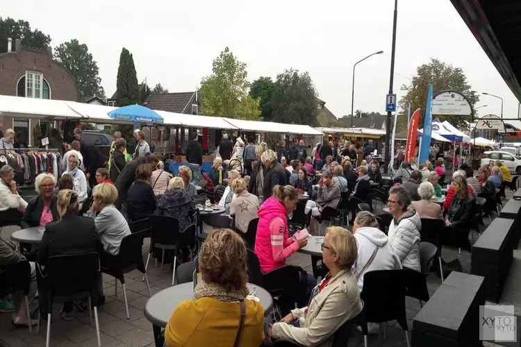 Koffie met verse ambachtelijke appelgebak op mega terras van Partycentrum Marlene tijdens de jaarmarkt as. maandag 16.september