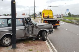 Auto tegen paal in Heerhugowaard