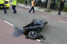 Scooterrijder schiet opeens de weg op