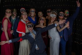Gemaskerd Kerstbal in Kompleks