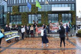 Actievoerders tegen Zwarte Piet dringen gemeentehuis Heerhugowaard binnen