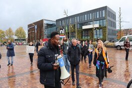 Actievoerders tegen Zwarte Piet dringen gemeentehuis Heerhugowaard binnen