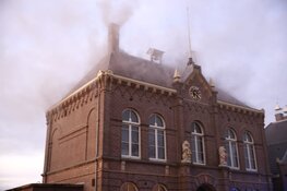 Grote brand in voormalig gemeentehuis in Obdam