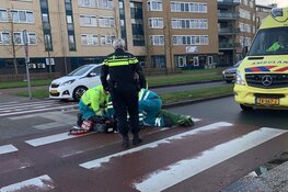 Fietsster zwaargewond na aanrijding op rotonde