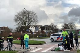 Fietsster zwaargewond na aanrijding op rotonde
