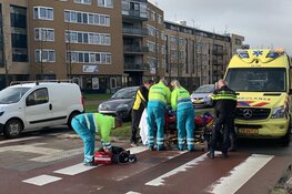 Fietsster zwaargewond na aanrijding op rotonde