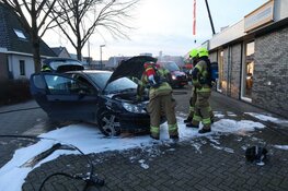 Auto spontaan in brand op Middenweg