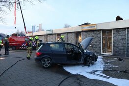 Auto spontaan in brand op Middenweg
