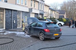 Auto spontaan in brand op Middenweg
