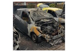 Drie auto's in brand