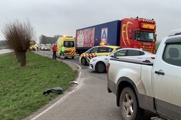 Botsing tussen pick-up en vrachtwagen op AC de Graafweg