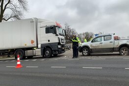 Botsing tussen pick-up en vrachtwagen op AC de Graafweg