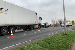 Botsing tussen pick-up en vrachtwagen op AC de Graafweg