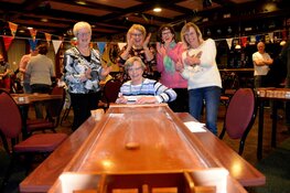 90-jarige Toos Nijman geniet wekelijks bij Waardse Sjoelvereniging